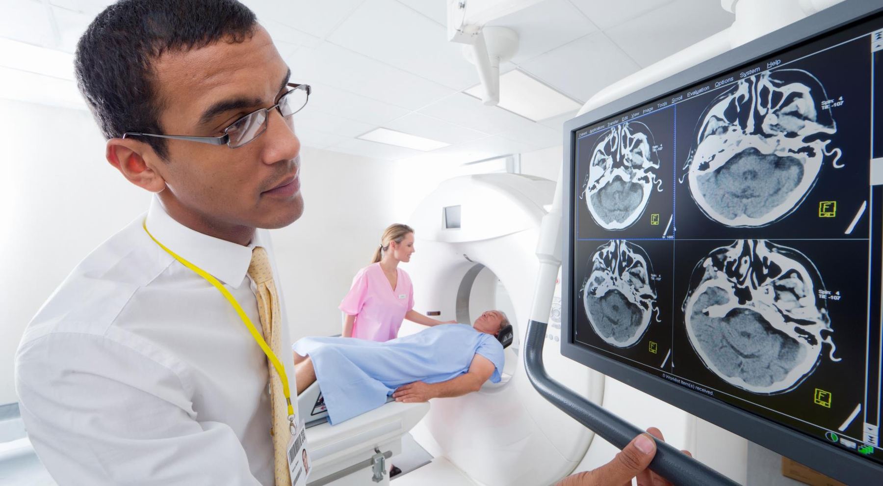 Médico revisando imágenes de resonancia en un monitor